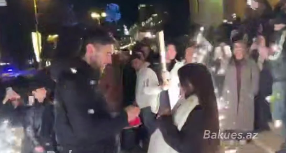 2026-cı ilin ilk dəqiqələrində şəhərin mərkəzində evlilik təklifi – VİDEO 2026-cı ilin ilk dəqiqələrində şəhərin mərkəzində evlilik təklifi – VİDEO