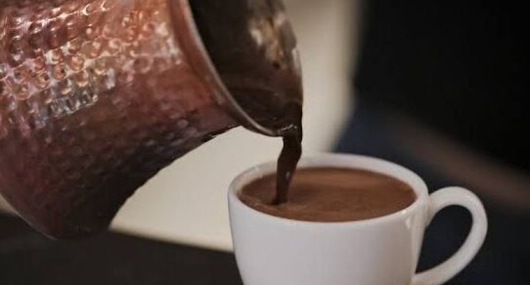 Türk qəhvəsinə bir qaşıq əlavə edin: Yağları əridir Türk qəhvəsinə bir qaşıq əlavə edin: Yağları əridir