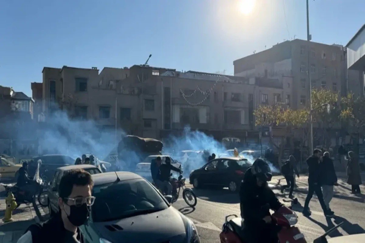 İranda güclü etirazlar - Rəisinin heykəlini aşırdılar &ndash; VİDEO