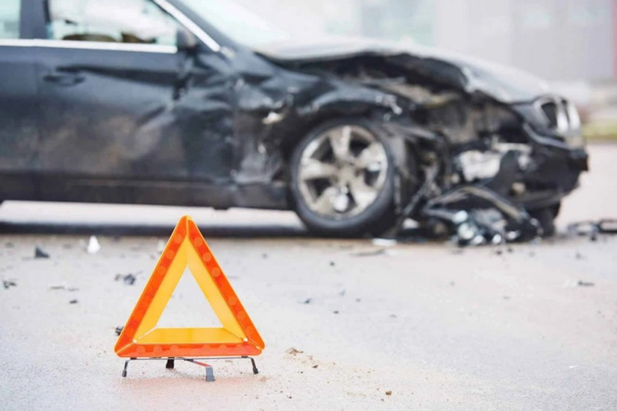 Avtomobil ağaca ÇIRPILDI &ndash; Ölənlər və yaralananlar var