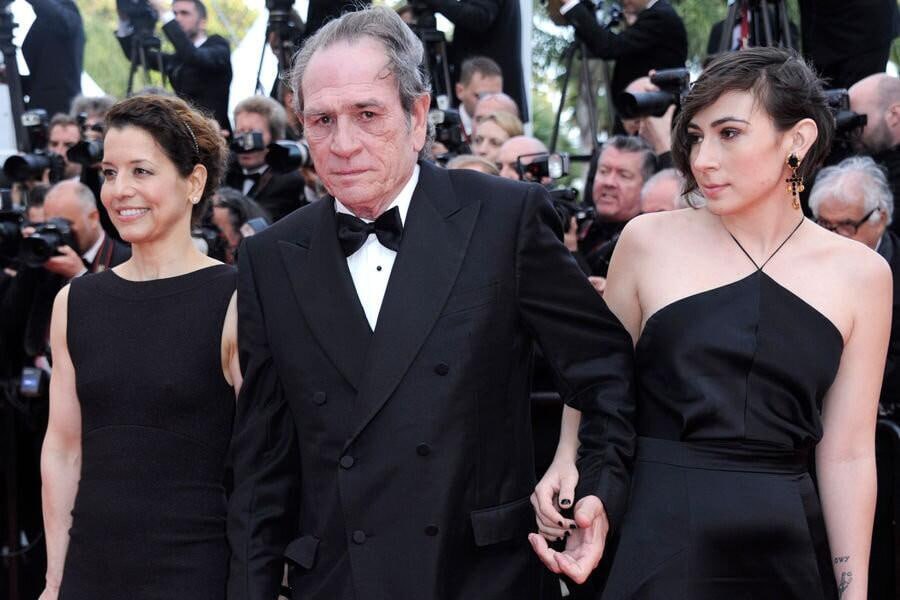 Məşhur aktyorun 34 yaşlı qızı hoteldə ölü tapıldı Məşhur aktyorun 34 yaşlı qızı hoteldə ölü tapıldı