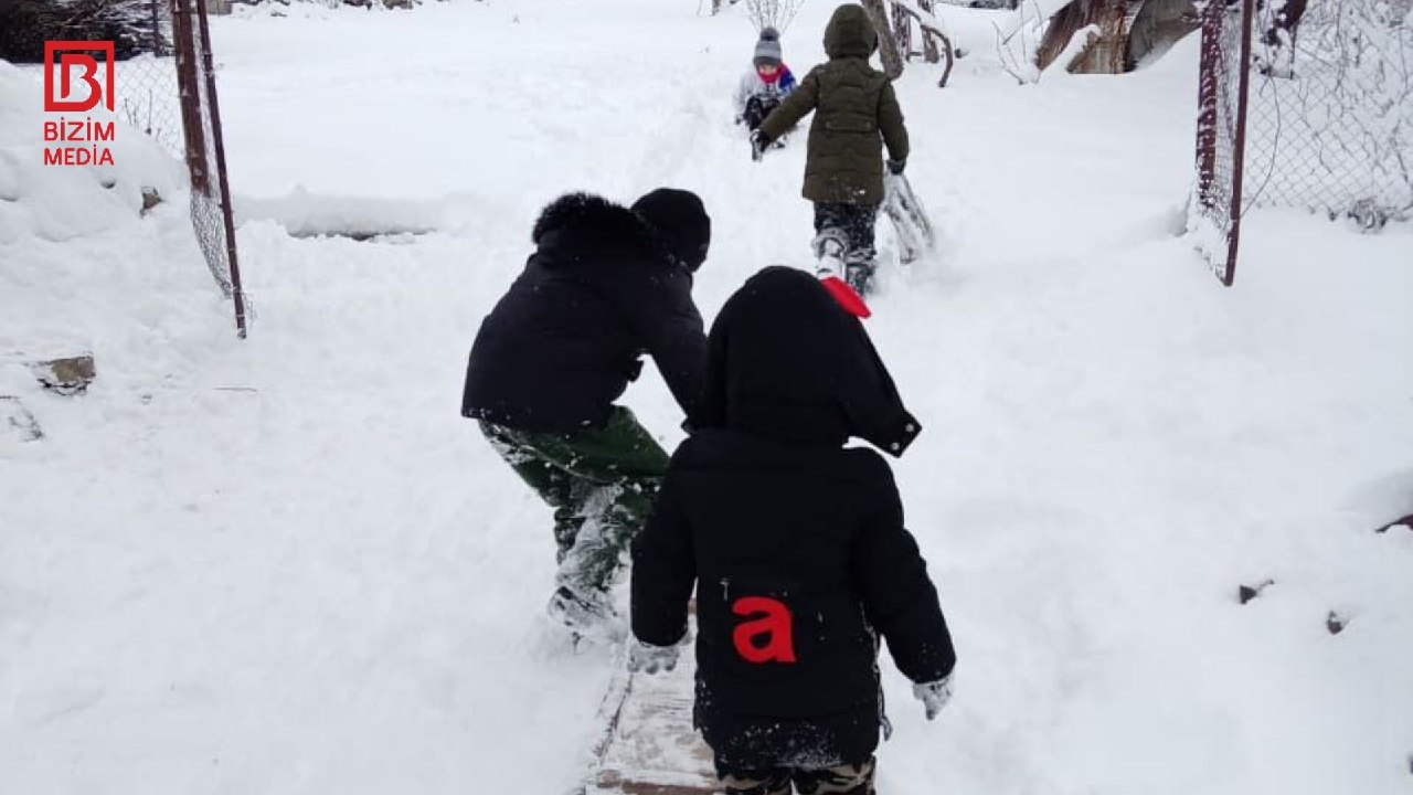 Şəkidə uşaqların QAR SEVİNCİ &ndash; VİDEO