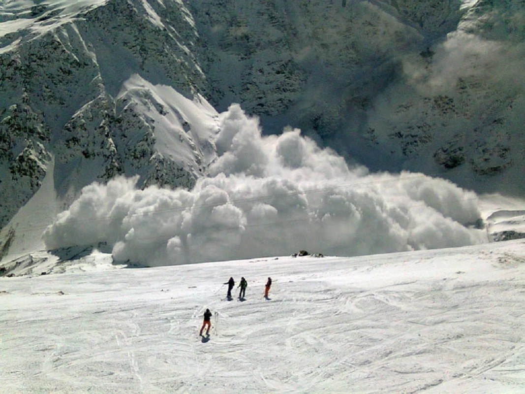 İtaliyada qar uçqunu iki nəfərin ölümünə səbəb oldu