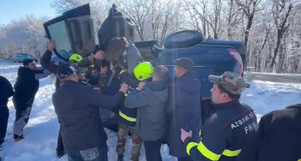 İsmayıllıda maşında köməksiz qalan şəxslər belə xilas edildi &ndash; VİDEO
