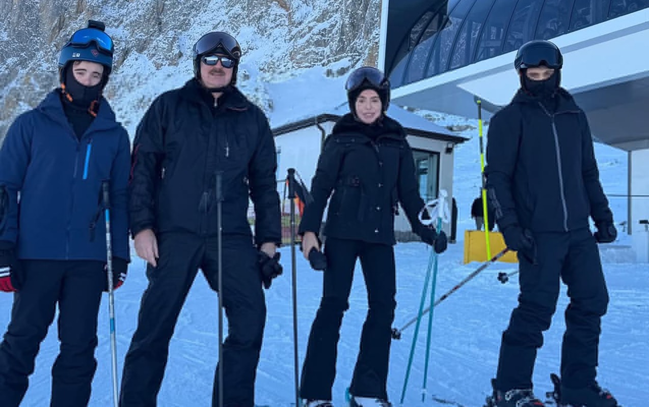 Prezident nəvələri ilə Şahdağda xizək sürdü &ndash; FOTO