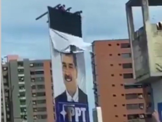 Venesuelada Maduronun portretləri sökülür &ndash; VİDEO