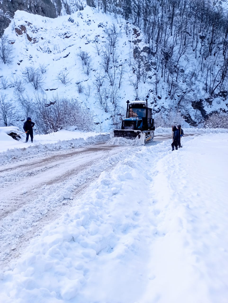 Qar yenidən Quba-Xınalıq yolunda problem yaratdı &ndash; FOTO/VİDEO