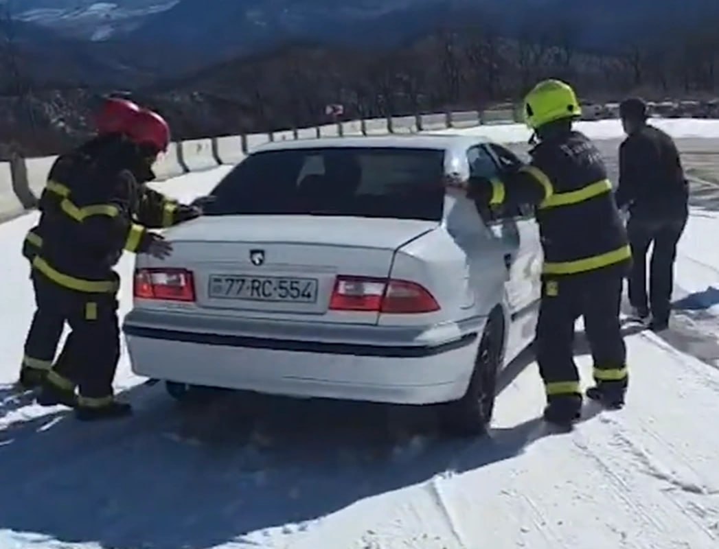 Xocalıda yollar buz bağladı: Avtomobildə köməksiz vəziyyətdə qalan şəxs xilas edildi - VİDEO