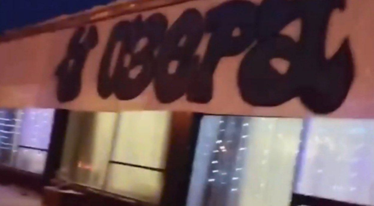 Yekaterinburqda Səfərov qardaşlarına məxsus kafenin adı dəyişdirildi - VİDEO Yekaterinburqda Səfərov qardaşlarına məxsus kafenin adı dəyişdirildi - VİDEO