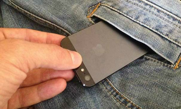 Atasının telefonunu oğurlayıb 60 manata satdı Atasının telefonunu oğurlayıb 60 manata satdı