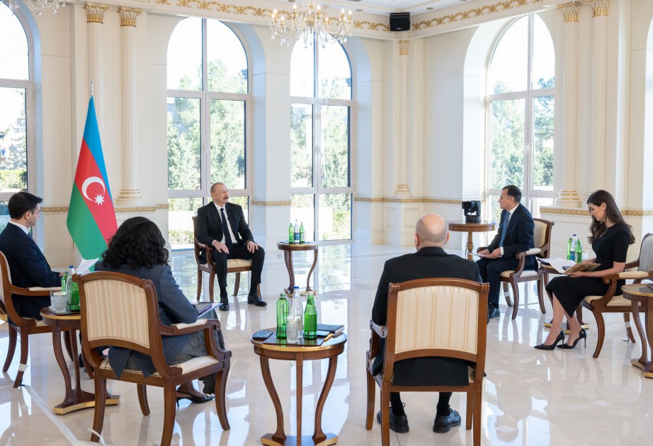 İlham Əliyev: “Naxçıvanı Türkiyə ilə də birləşdirə biləcək dəmir yolu mütləq olmalıdır” - VİDEO İlham Əliyev: “Naxçıvanı Türkiyə ilə də birləşdirə biləcək dəmir yolu mütləq olmalıdır” - VİDEO