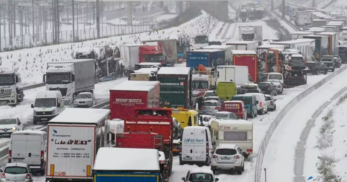 Güclü qar Avropa yollarını İFLİC ETDİ – FOTO Güclü qar Avropa yollarını İFLİC ETDİ – FOTO