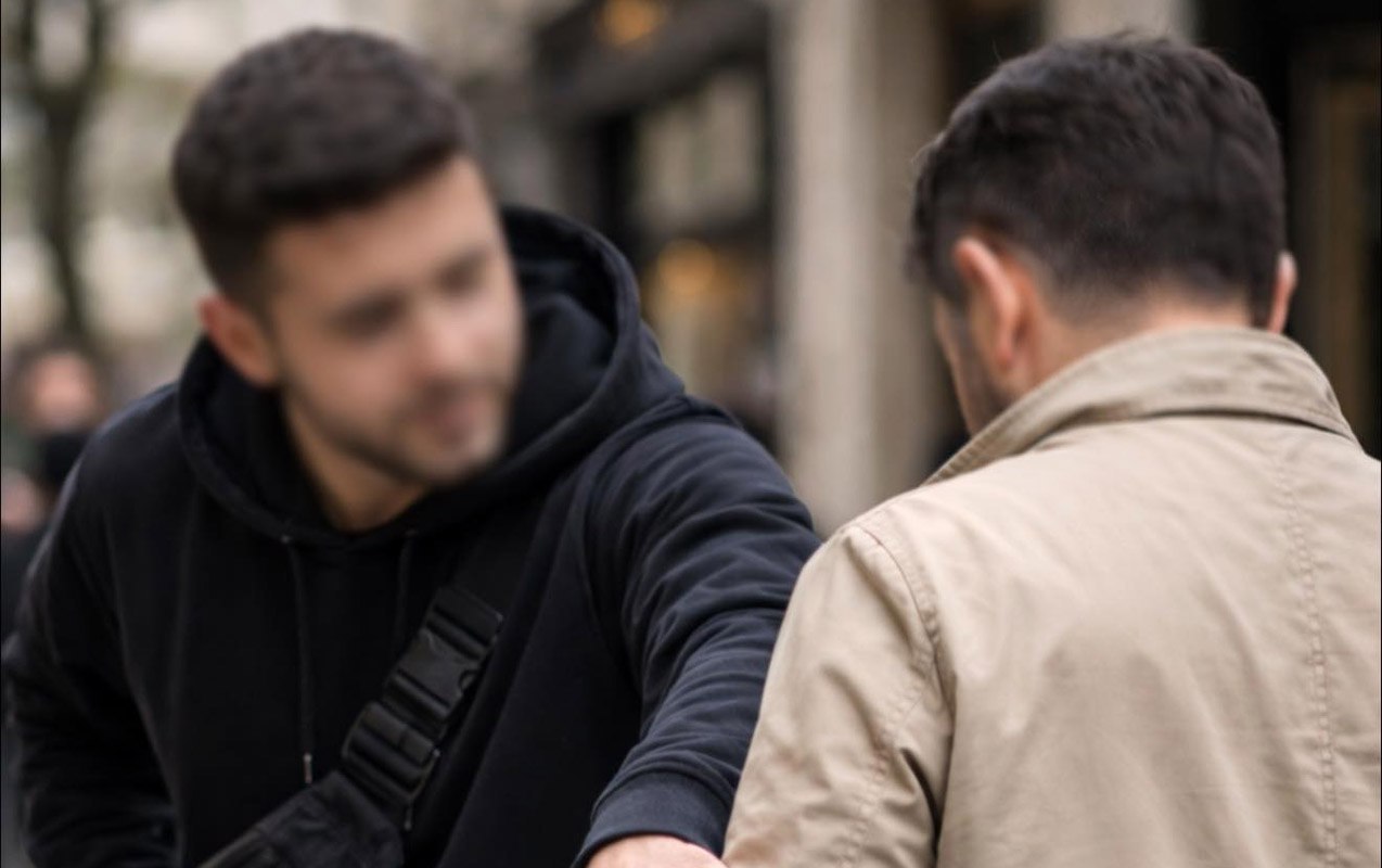 Küçədə sosial eksperiment adı ilə vətəndaşın 1350 manatını ələ keçirdi