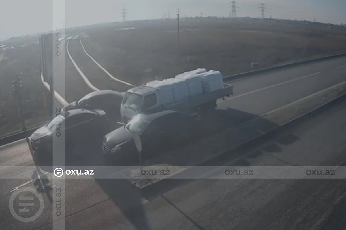 Bakıda eyni yolda baş verən iki qəzanın ANBAAN GÖRÜNTÜLƏRİ Bakıda eyni yolda baş verən iki qəzanın ANBAAN GÖRÜNTÜLƏRİ