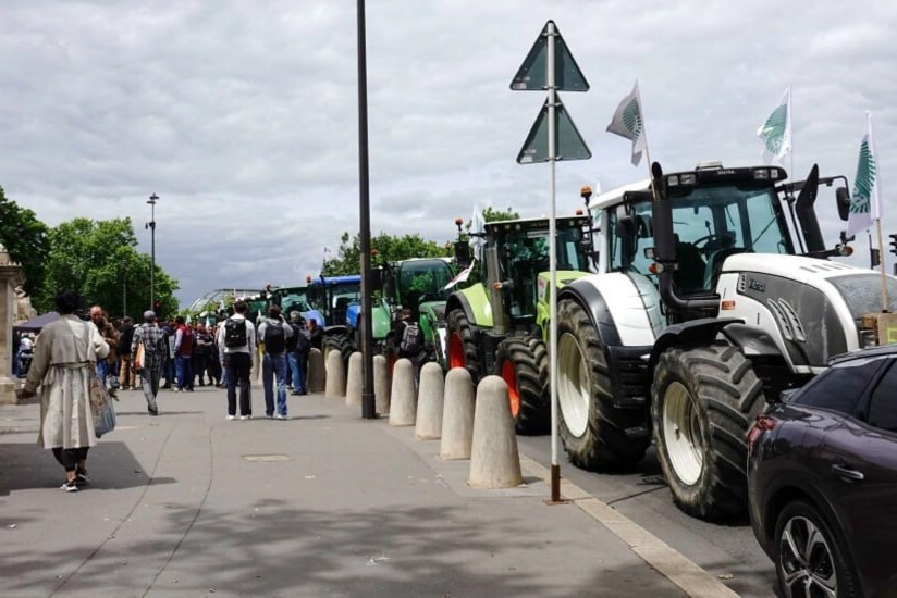 Fermerlər Parisin mərkəzinə gedən yolları traktorlarla başladı