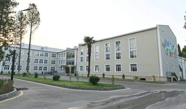 Bakıda məktəbdə müəllim direktor müavinini DÖYDÜ