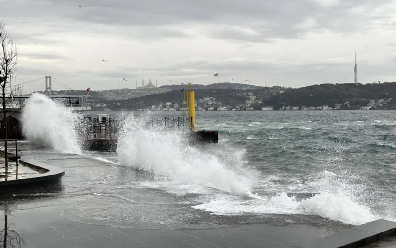 Türkiyədə fırtına: Ölənlər var - VİDEO Türkiyədə fırtına: Ölənlər var - VİDEO