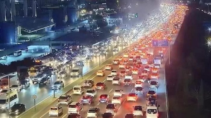 DİQQƏT: Bir sıra paytaxt yollarında sıxlıq var DİQQƏT: Bir sıra paytaxt yollarında sıxlıq var