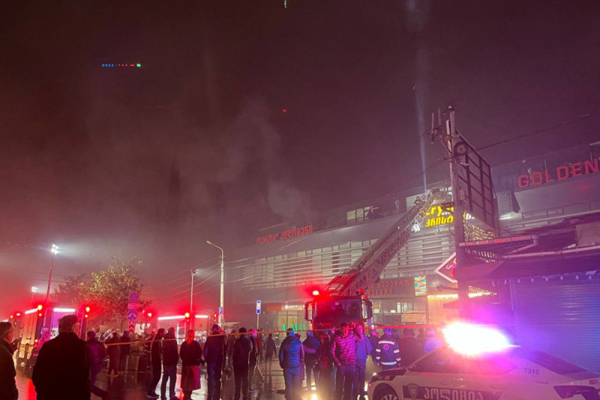 Tbilisidə ticarət mərkəzində YANĞIN OLDU Tbilisidə ticarət mərkəzində YANĞIN OLDU