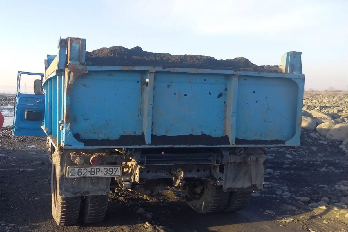 Balakəndə çaydan qanunsuz qum-çınqıl daşıyanlar TUTULDU