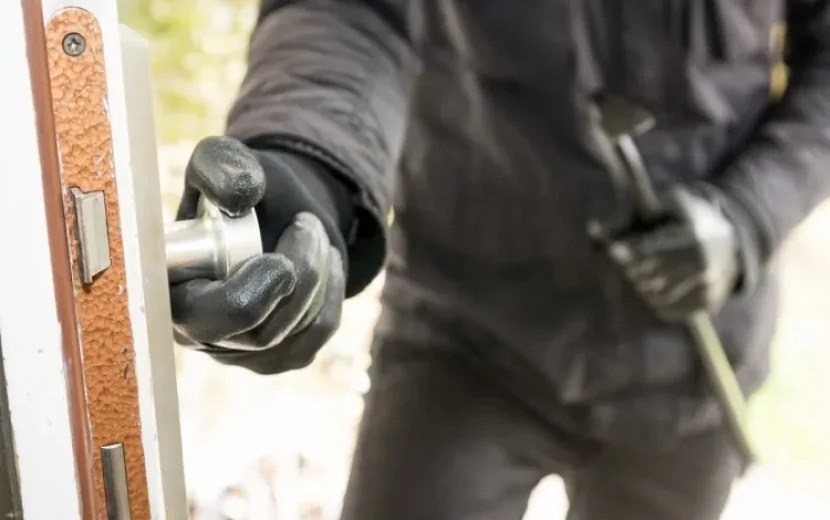 Maǧazalardakı kameraları sındırıb ödəmə terminallarından oğurluq etdi – FOTO Maǧazalardakı kameraları sındırıb ödəmə terminallarından oğurluq etdi – FOTO