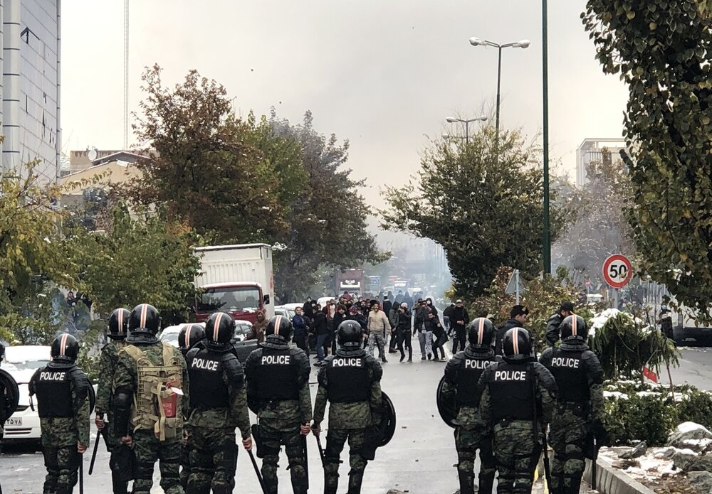 İrandakı etirazlarda daha bir polis əməkdaşı öldürüldü