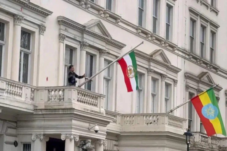 Londonda etirazçılar İran səfirliyinin binasında bayrağı DƏYİŞDİLƏR - VİDEO Londonda etirazçılar İran səfirliyinin binasında bayrağı DƏYİŞDİLƏR - VİDEO