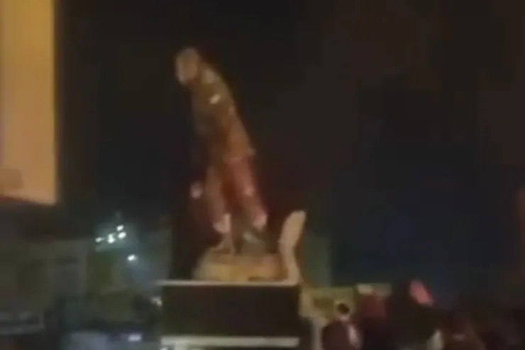 Tehranda etirazçılar Qasım Süleymaninin portretini YANDIRDILAR - VİDEO