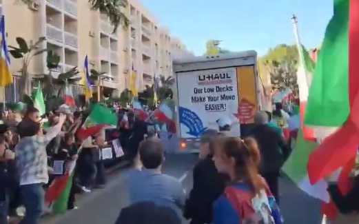 ABŞ-da DƏHŞƏT – Yük maşınını etirazçıların üzərinə sürdü – ANBAAN VİDEO ABŞ-da DƏHŞƏT – Yük maşınını etirazçıların üzərinə sürdü – ANBAAN VİDEO