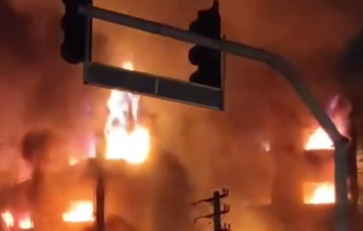 İranda etiraz alovu: Xalq bələdiyyə binasını yandırdı - VİDEO