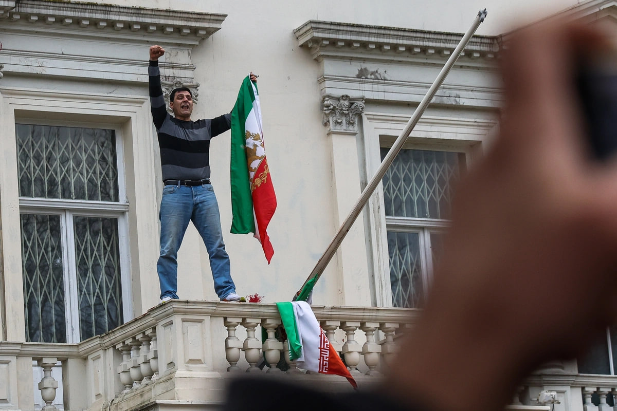 İranın Avstraliya səfirliyində şah dövrünün bayrağı qaldırıldı - VİDEO