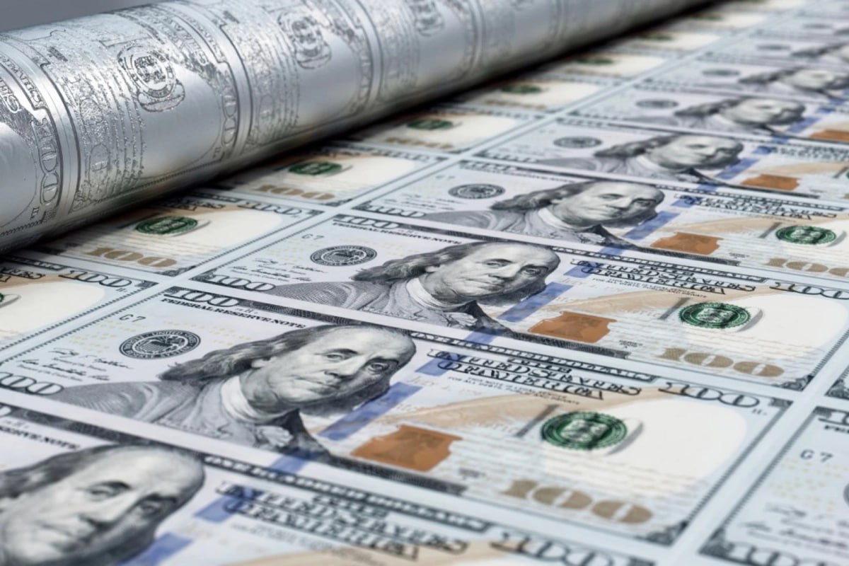 "İkinci əl" şkaf alan kişi içindən 7,5 milyon dollar PUL TAPDI