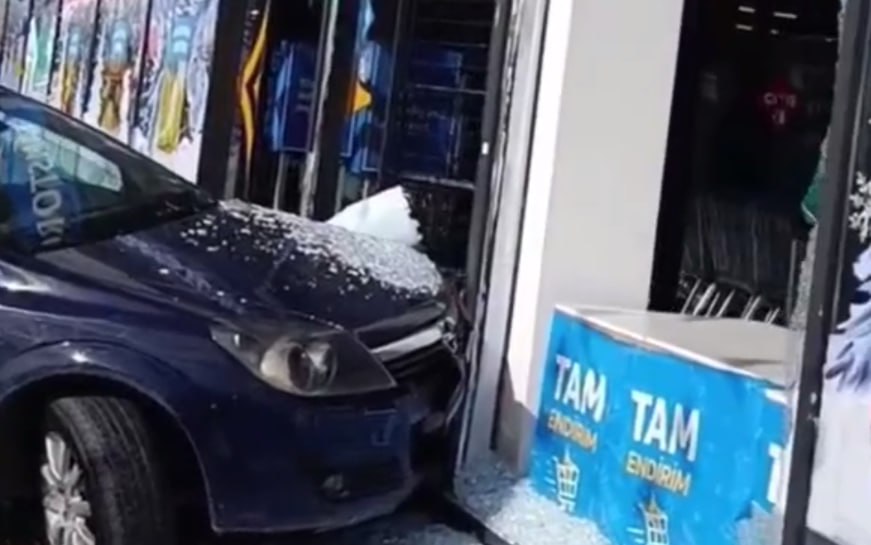 Ağdaşda əyləci tutmayan avtomobil mağazaya girdi &ndash; VİDEO