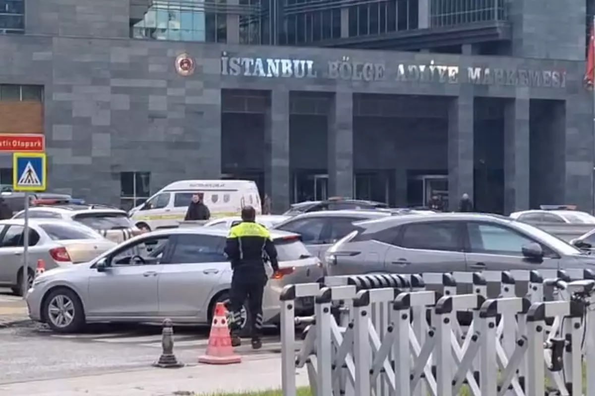 Məhkəmədə qanlı hadisə: Prokuror qadın hakimi silahla vurdu &ndash; FOTO/VİDEO