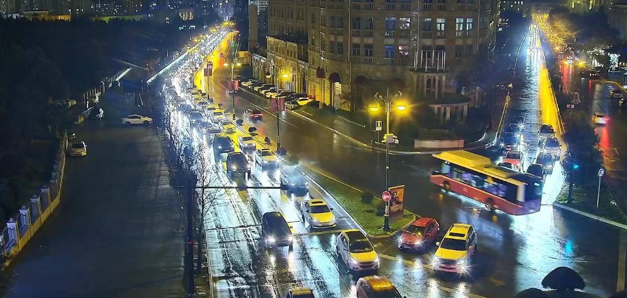 Yasamalda avtomobil yanıb, nəqliyyatın hərəkətində sıxlıq yaranıb - FOTO