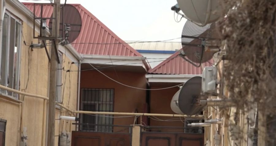 Xırdalanda bir-birinə yapışan evlər - Xaotik vəziyyət - VİDEO