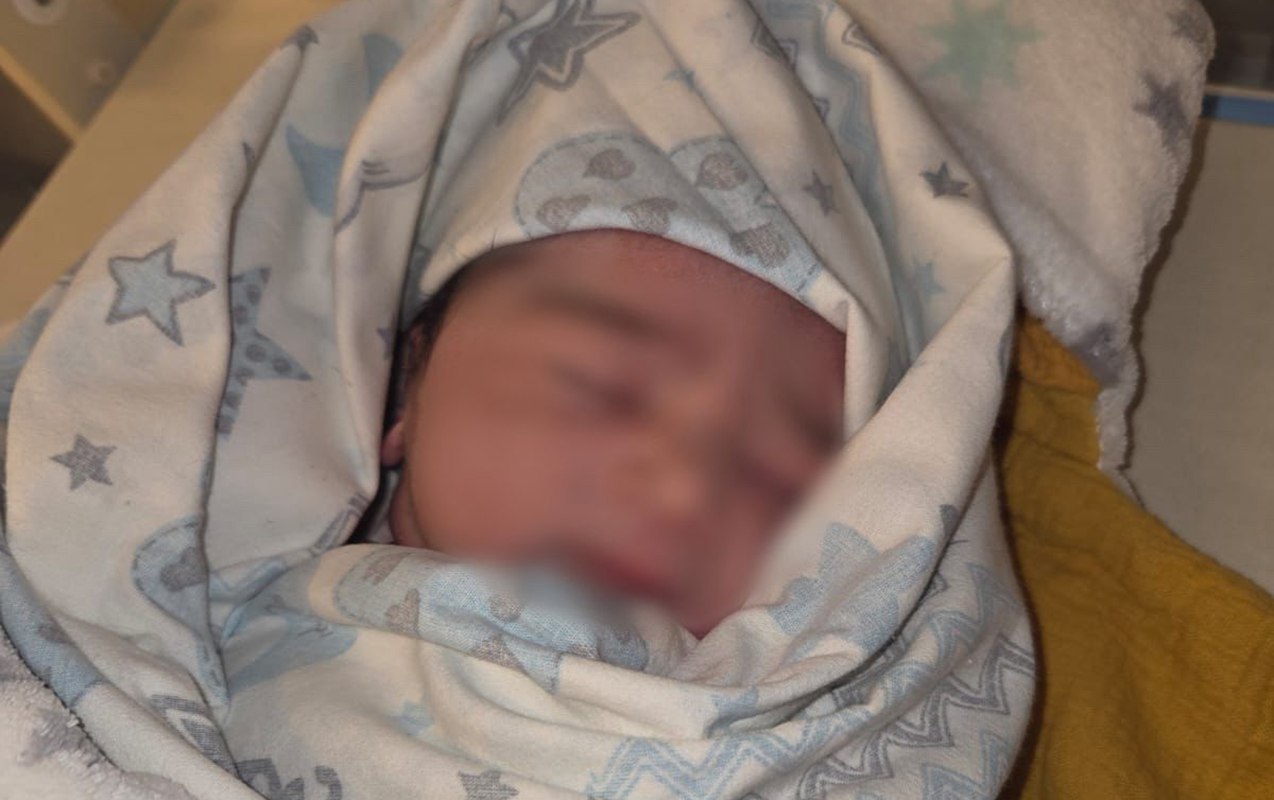 Beşinci övladını evdə dünyaya gətirdi &ndash; VİDEO