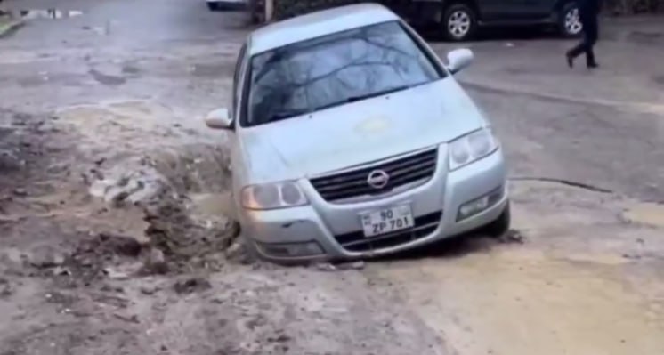 Bakıda binanın həyəti çökdü, maşın çuxura düşdü – VİDEO Bakıda binanın həyəti çökdü, maşın çuxura düşdü – VİDEO