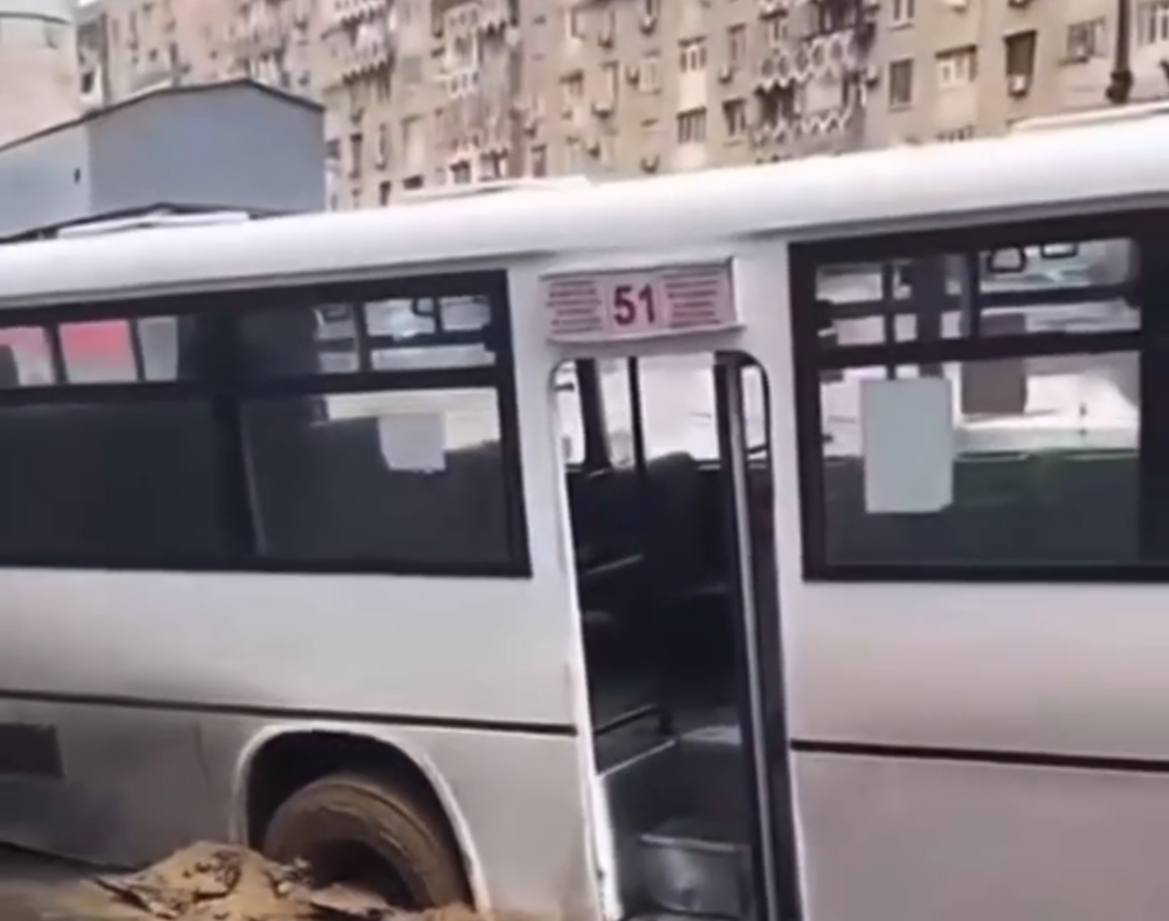 51 nömrəli avtobus yoldakı çuxura düşdü, sərnişinlər düşürüldü - VİDEO