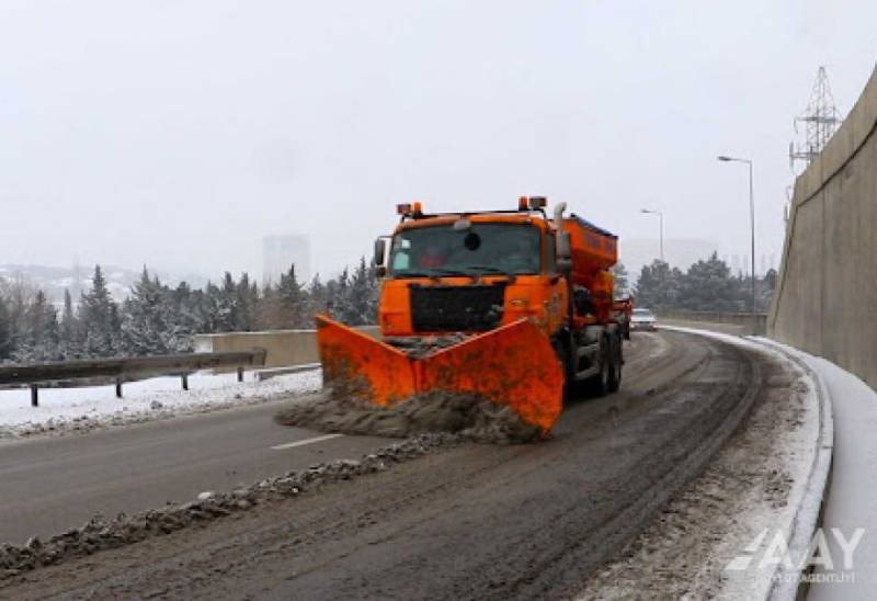 Bu avtomobil yolu qardan TƏMİZLƏNDİ