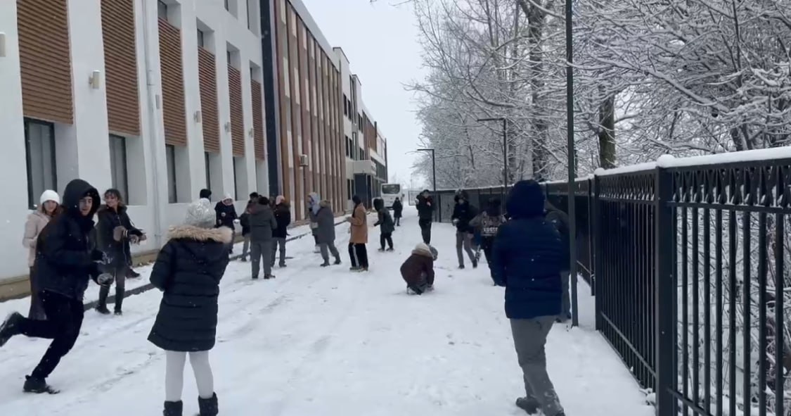 Laçında məktəblilərin qar sevinci - FOTO/VİDEO