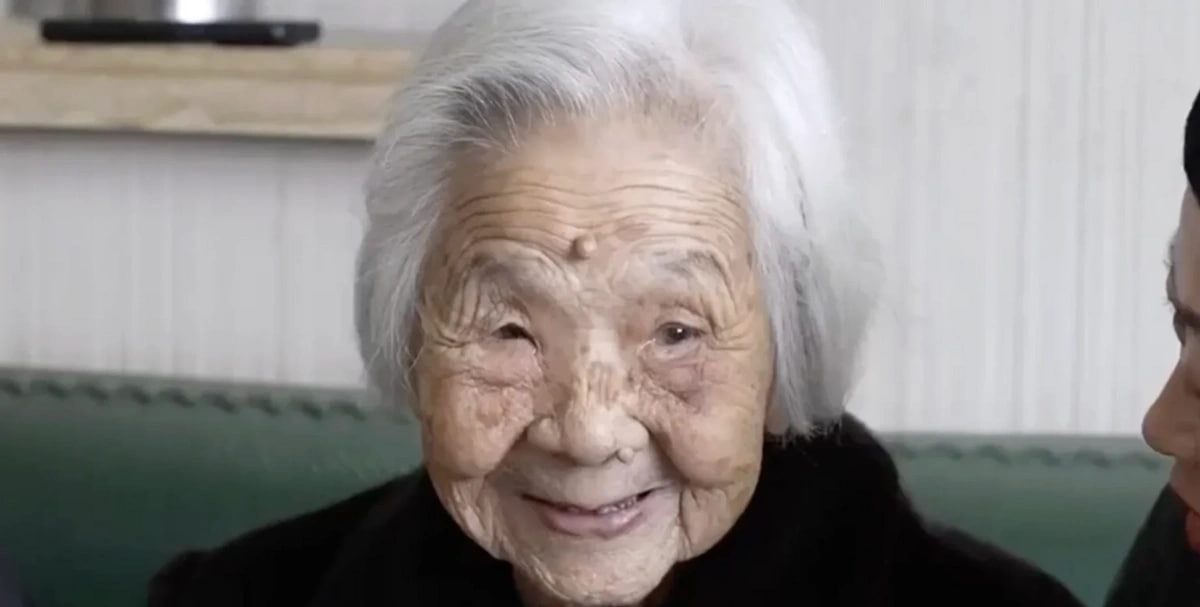 Uzunömürlülüyün sadə sirri: 101 yaşlı qadın hər gecə nə etdiyini açıqladı - FOTO