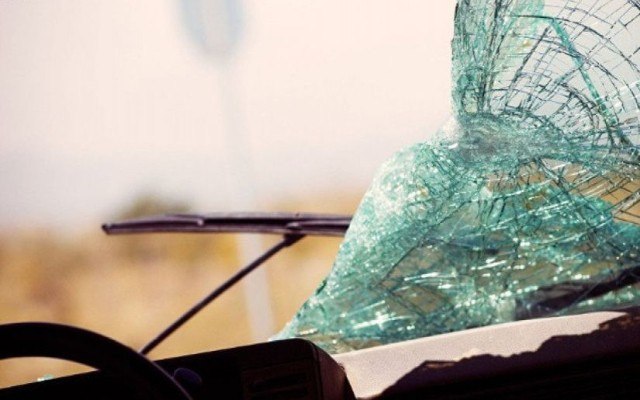 Şəmkirdə minik avtomobili ağaca çırpıldı - Xəsarət alanlar var