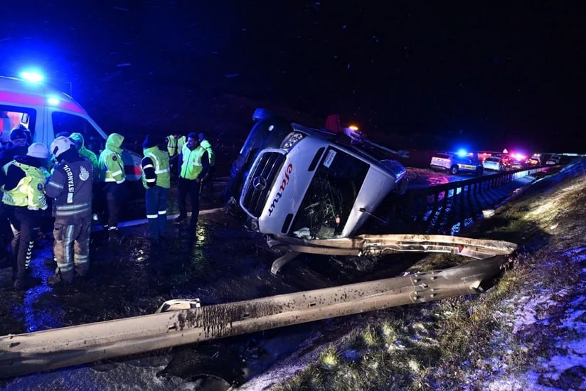 İstanbulda mikroavtobus aşdı - 11 yaralı var