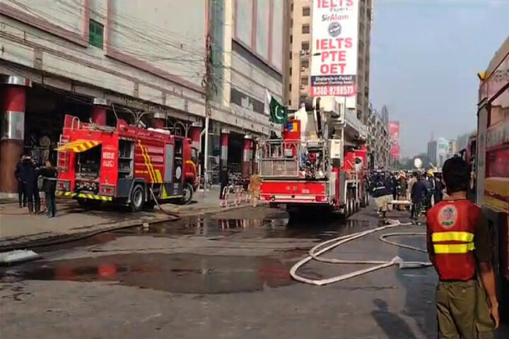 Pakistanda ticarət mərkəzi yanır - 5 ölü, 18 yaralı var - VİDEO