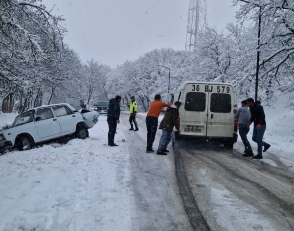 Ağsu aşırımında bir neçə avtomobil yolda qaldı - FOTO