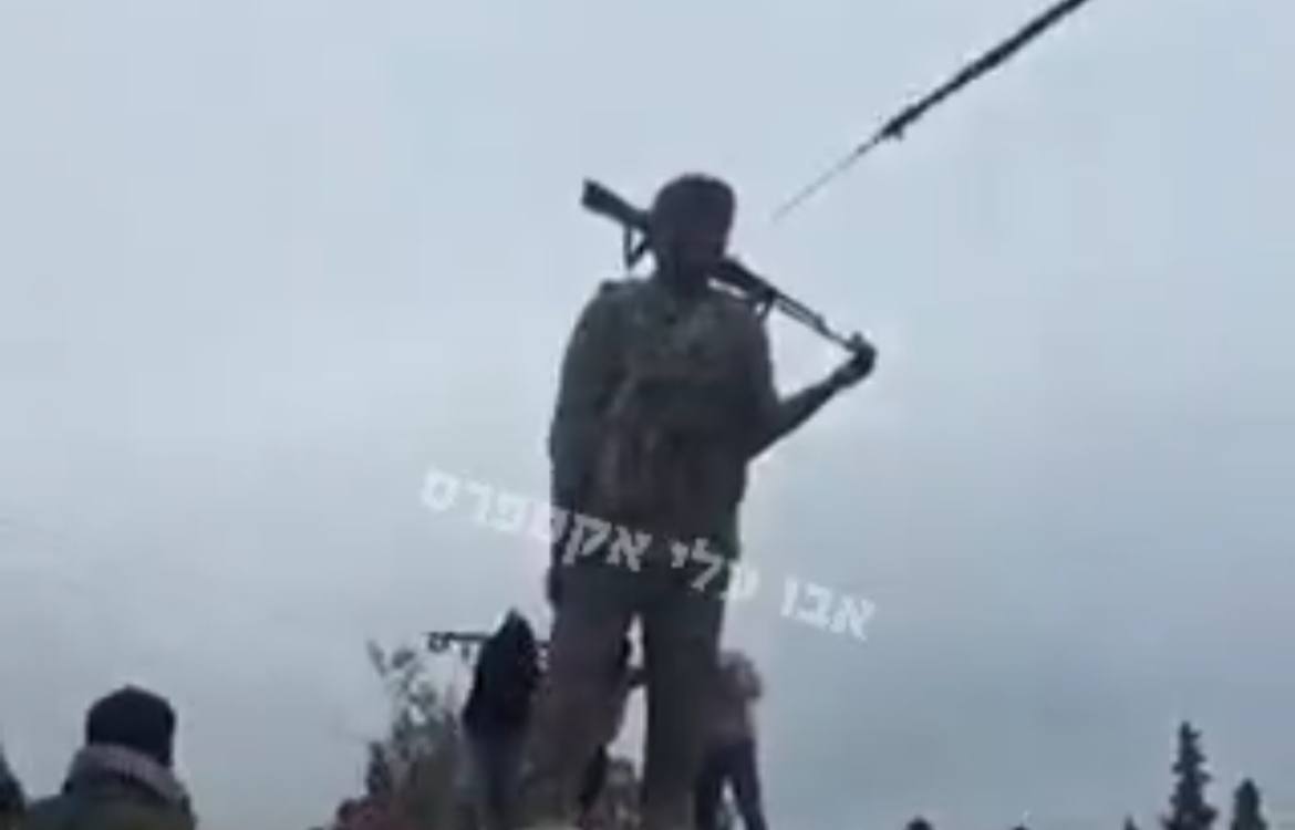 Tabqa şəhərində kürd qadın döyüşçünün heykəlini sökdülər - VİDEO