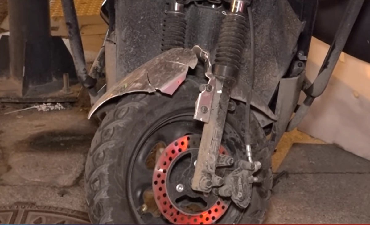 Bakıda motosikletlə avtomobil toqquşdu: Xəsarət alan var - VİDEO