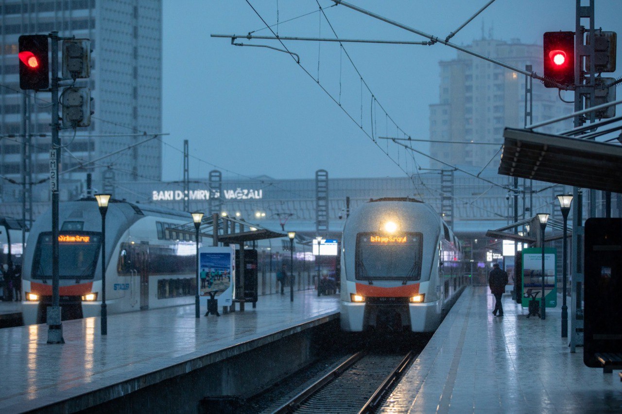 Sabah qatarlar qeyri-iş gününün cədvəlinə uyğun hərəkət edəcək - ADY