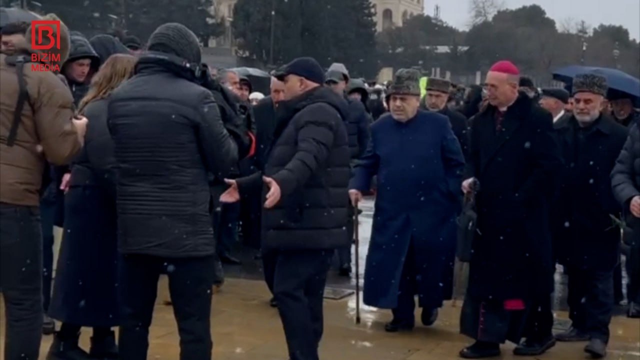 Şeyxülislam və dini konfessiya rəhbərləri Şəhidlər xiyabanında &ndash; VİDEO